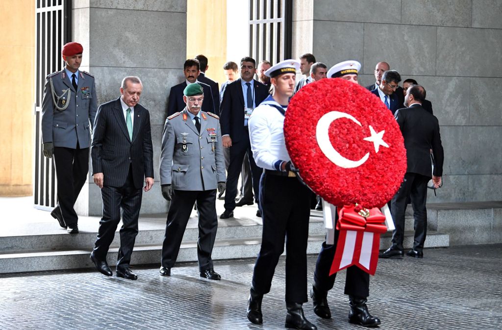 Erdogan während der Kranzniederlegung in der Zentralen Gedenkstätte der Bundesrepublik Deutschland für die Opfer von Krieg und Gewaltherrschaft.