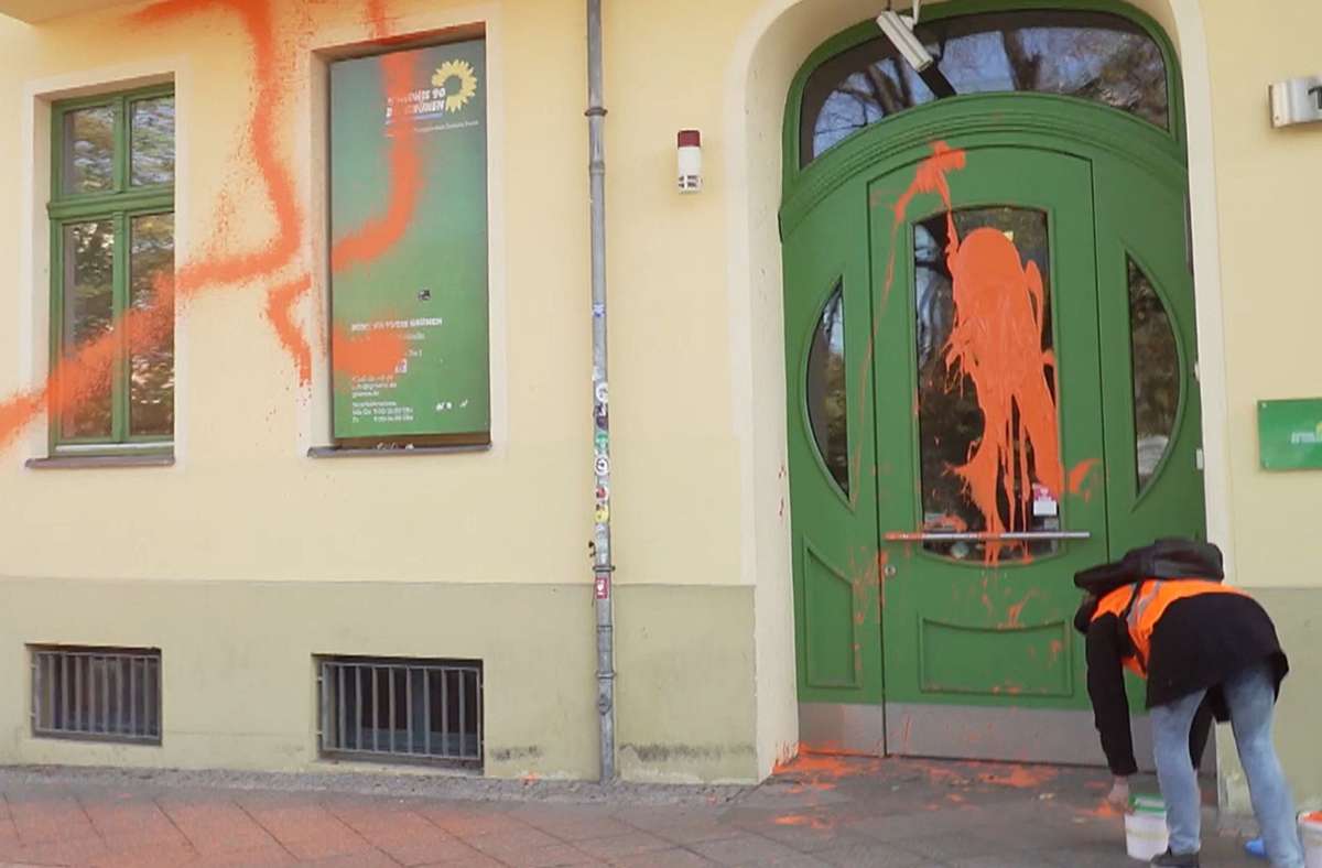 Im November hatten Klimaaktivisten die Bundesgeschäftsstelle der Grünen in Berlin mit Farbe beschmiert. Nun sind zwei Personen angeklagt worden. Foto: dpa/Julius-Christian Schreiner
