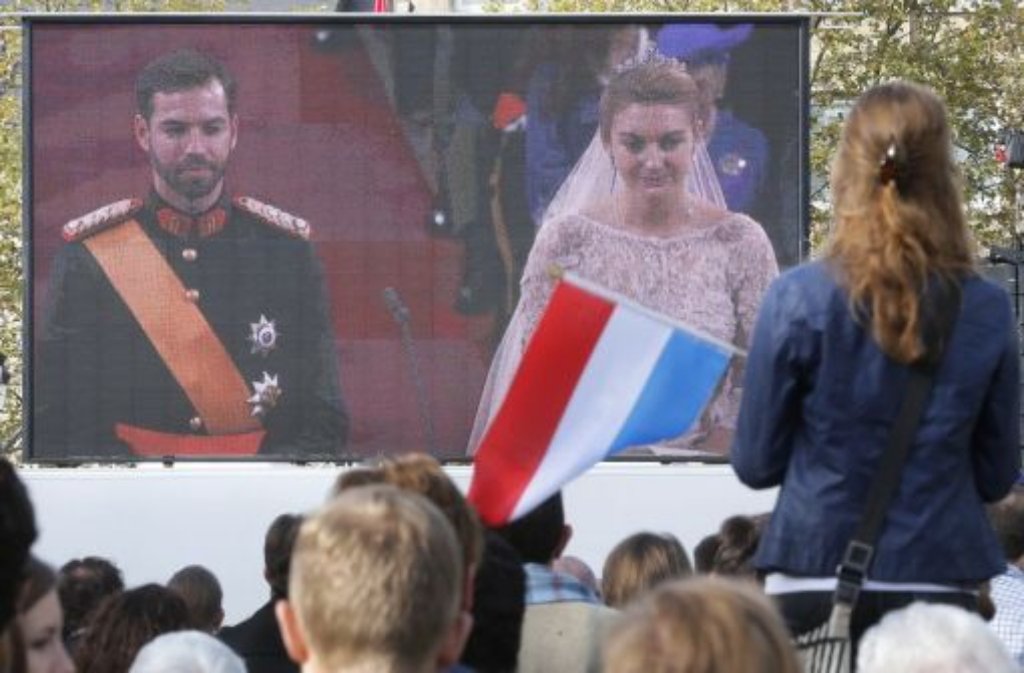 Die Luxemburger konnten die Trauung auf Videoscreens verfolgen.