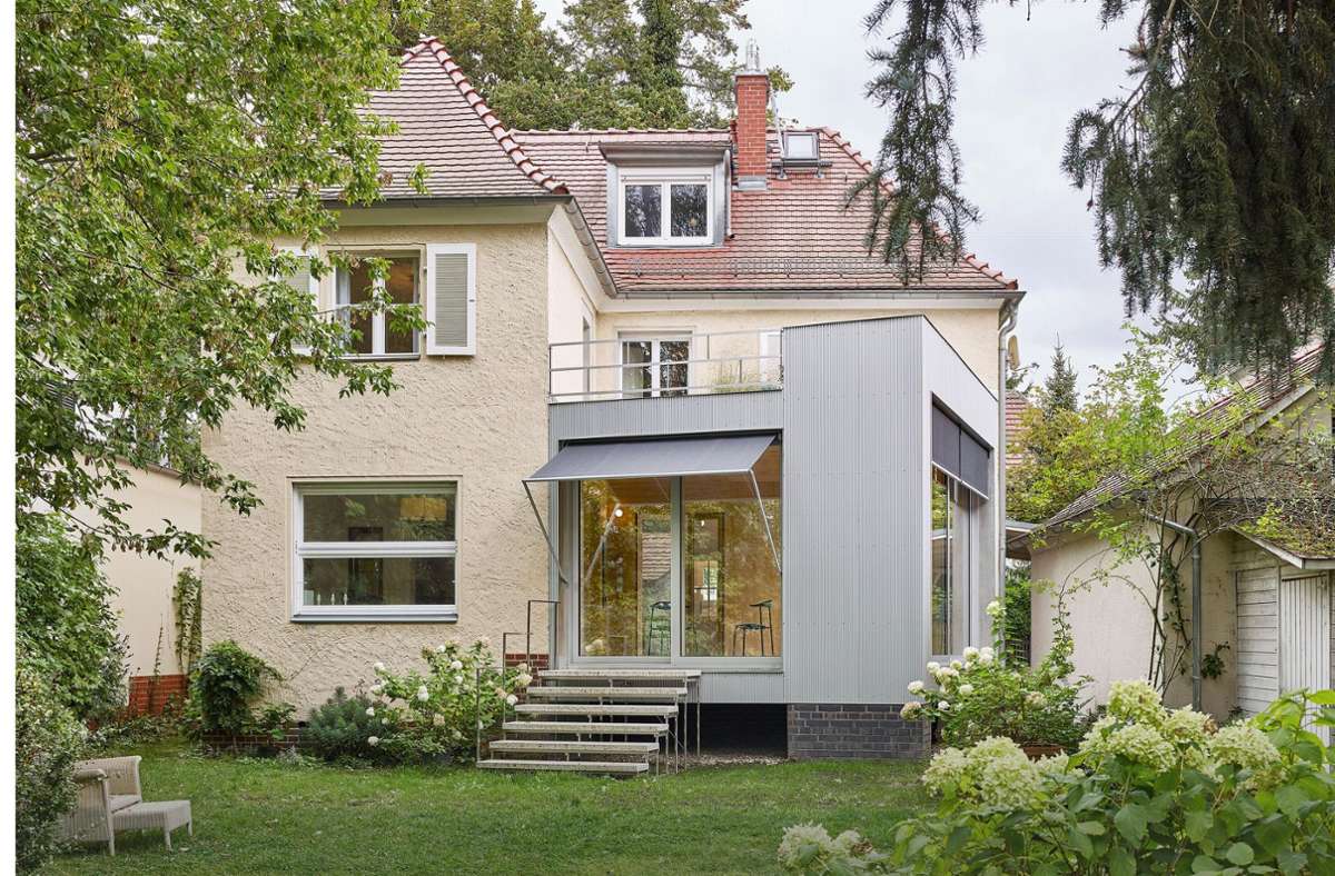Mehr Platz innen und eine zusätzliche Terrasse durch einen schlichten Anbau – Einfamilienhaus aus den 1930ern in Leipzig. Der Entwurf stammt von Florian Voigt, Elke Voigt, Tobias Voigt vom Büro Voigt in Leipzig.