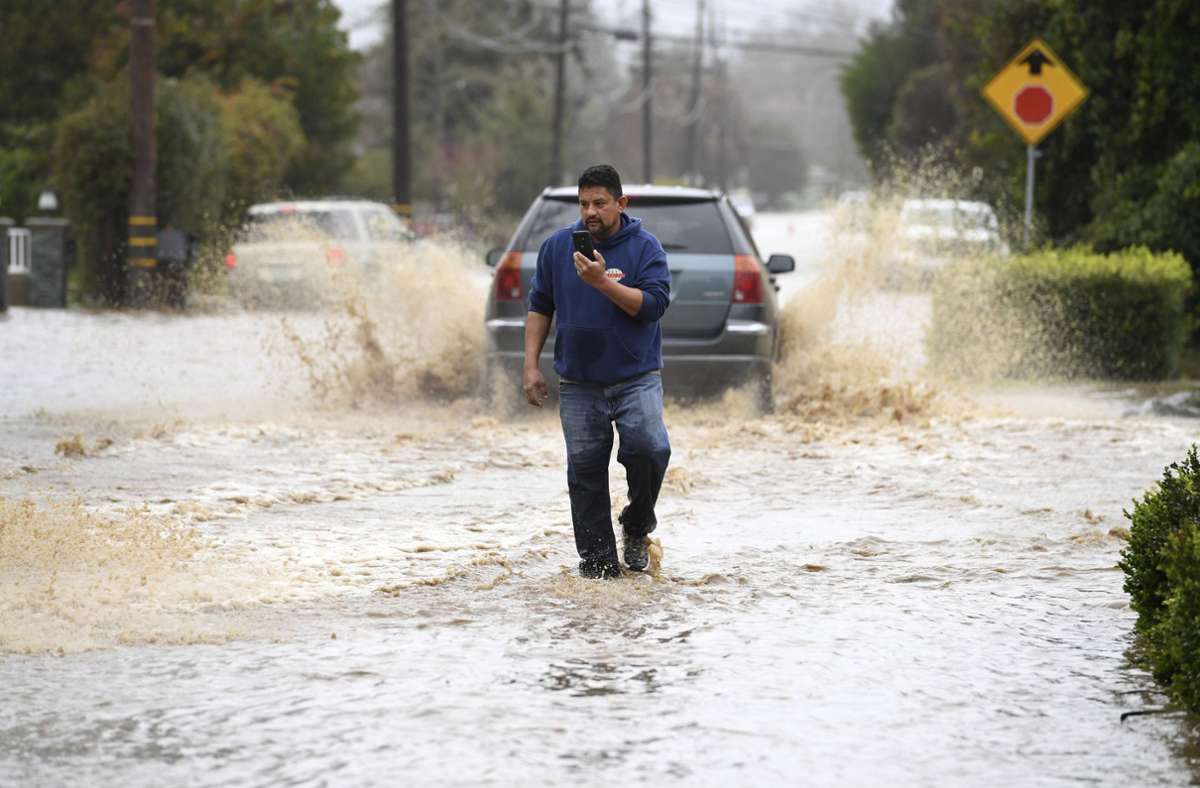 Ein Anwohner der College Road in Watsonville stampfte durch die geflutete Straße.