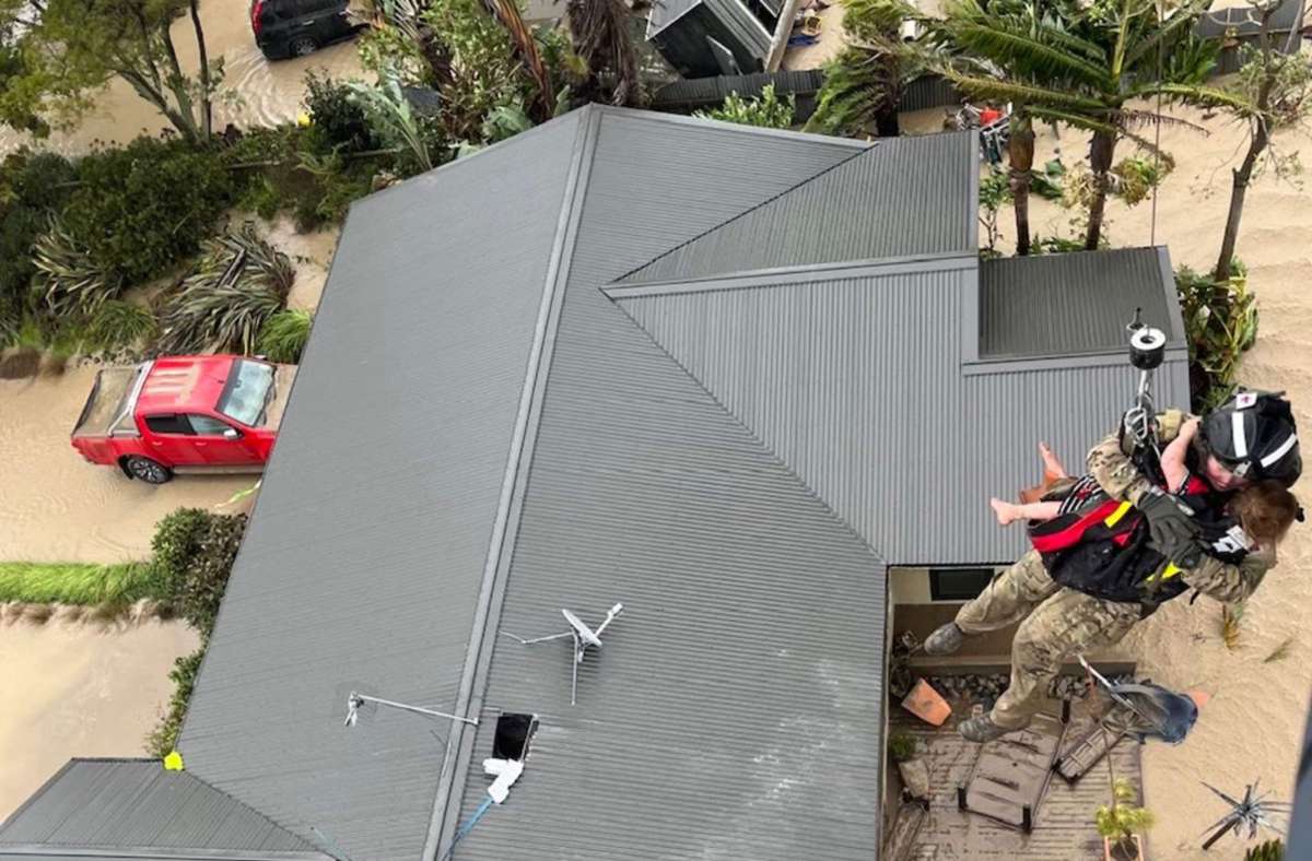 Ein Militär-Hubschrauber rettet Menschen von ihrem Hausdach in der Nähe der Stadt Napier.