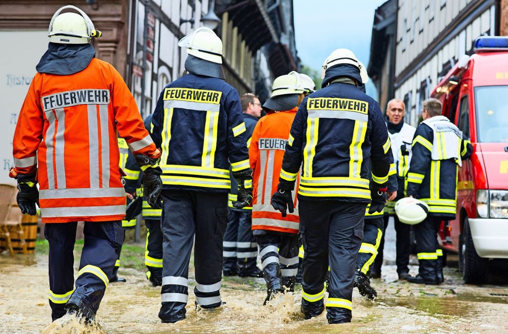 Niedersachsen: Wegen heftiger Regenfälle ist in Teilen Niedersachsens der Katastrophenalarm ausgerufen worden. Besonders betroffen war die Region am Harz. Wasserfluten strömten durch die Straßen von Goslar, mehrere Straßenzüge mussten evakuiert werden. Drei Feuerwehrmänner wurden bei einem Verkehrsunfall verletzt.