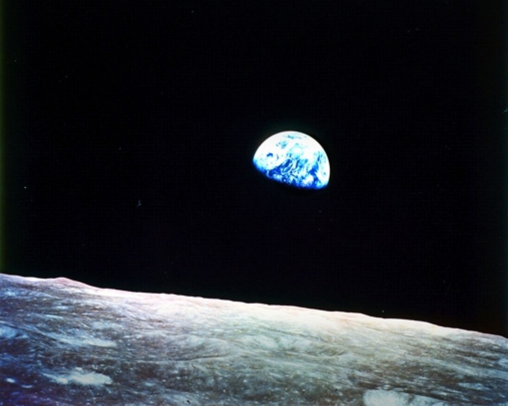 Am 24. Dezember 1968 fotografierte die Mannschaft der Apollo 8 einen Erdaufgang über dem Mond: Symbol für die Zerbrechlichkeit des blauen Planeten. Foto: Nasa