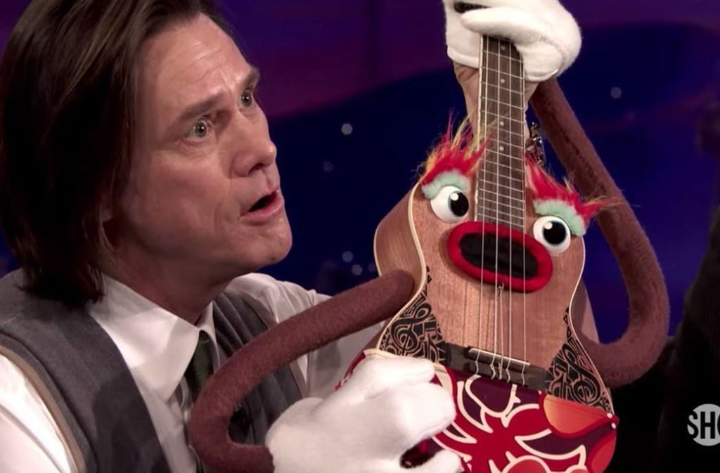Jim Carrey als Moderator der Kindersendung „Mr. Pickles’ Puppet Time“: Selbst die Ukulele kann man wie alles hier so gruselig wie ulkig finden.