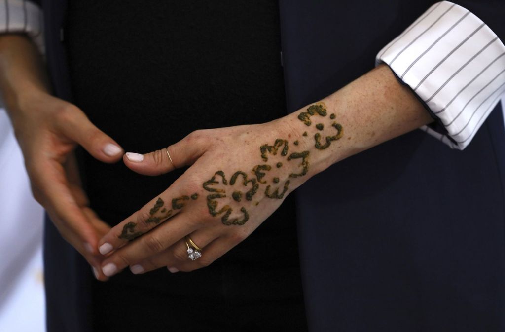 Dort wurde die Hand der Herzogin mit Henna verziert.
