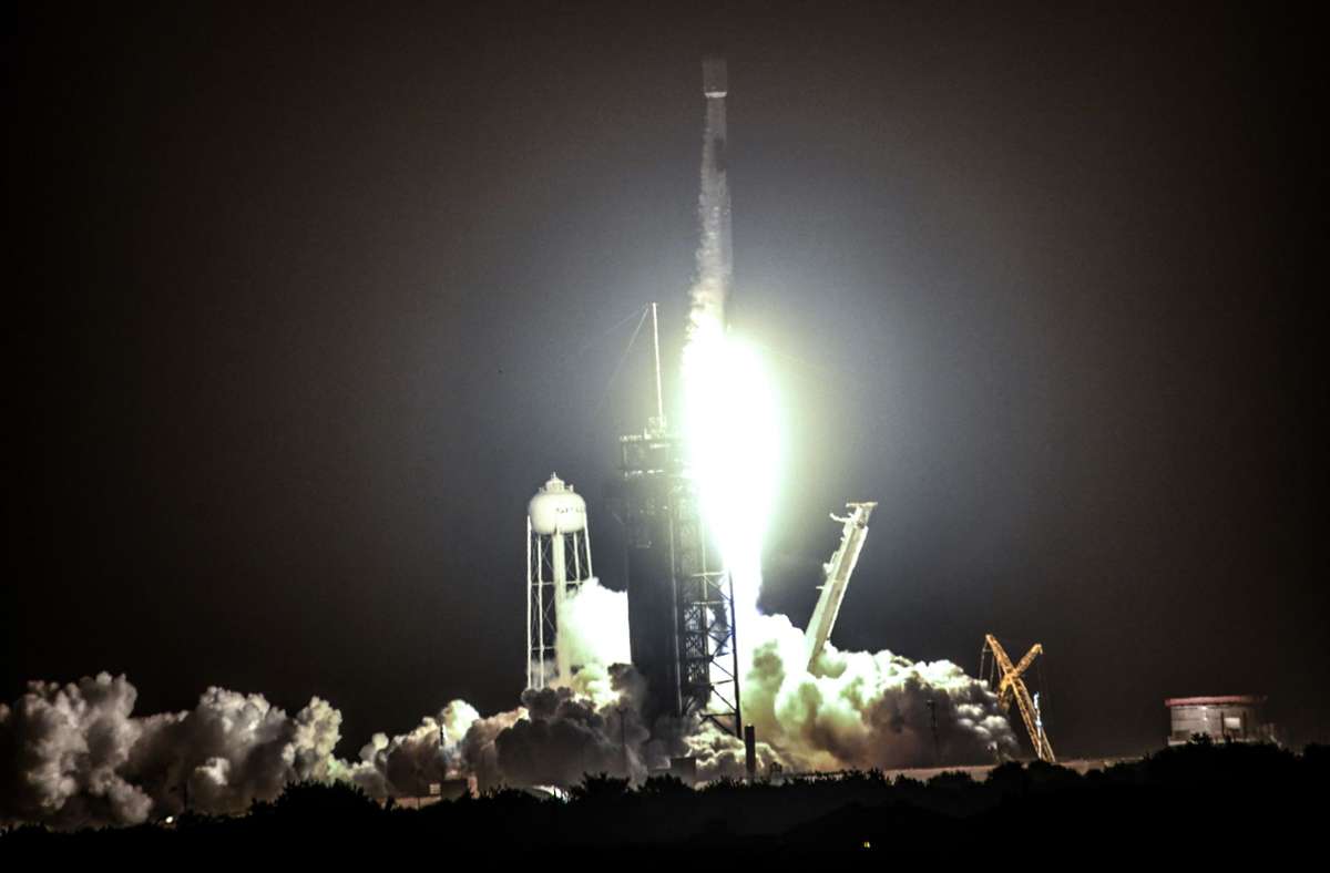 Eine SpaceX Falcon 9 Rakete hebt am späten Abend des 9. August 2022 von Pad 39A im Kennedy Space Center ab. Die Rakete trägt 52 Starlink-Satelliten an Bord.