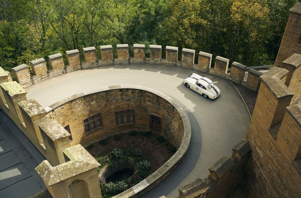Der Porsche fährt zum ersten Mal auf die Burg Hohenzollern. Und darf sogar bis in den obersten Innenhof hinauf, was im Normalfall nicht erlaubt ist.