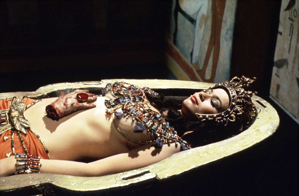 Ende der Sechziger reagierte Hammer freudig auf den gesellschaftlichen Wandel. Die erotischen Signale in den Filmen wurden deutlicher. In „Blood from the Mummy’s Tomb“ von 1971 kehrte kein alter Zausel ins Leben zurück, sondern eine Femme fatale aus Pharaonentagen: gespielt von Valerie Leon.