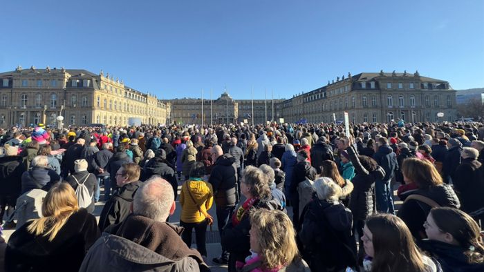 Erneut mehrere Tausend Menschen auf dem Schlossplatz