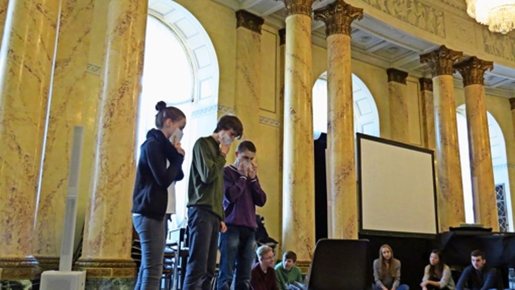  Bei einem Projekt im Großen Haus werfen Jugendliche einen Blick hinter die Kulissen und interpretieren ein Stück. Diese Möglichkeit bietet sich ihnen im Rahmen eines Workshops der Jungen Oper. 