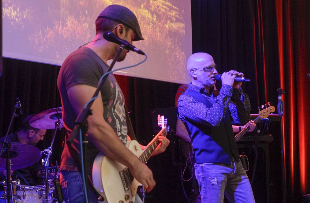 The Edge trat mit ihrer Musikshow im Mauerwerk auf.