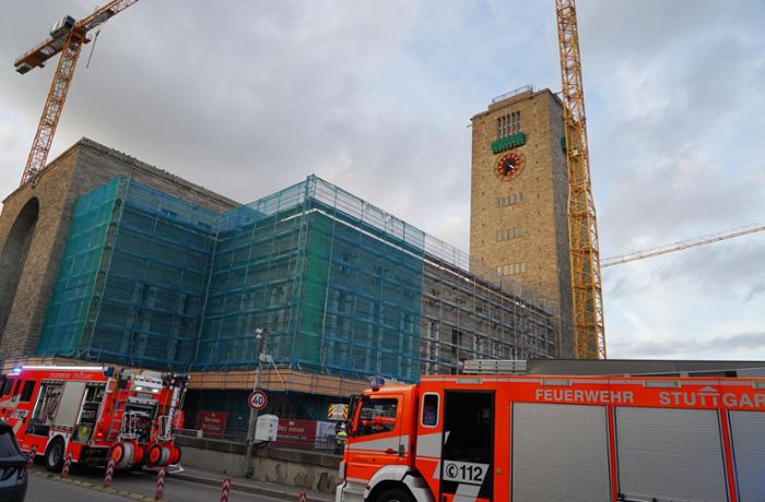 Einsatz am Stuttgarter Hauptbahnhof: Brennende Turmuhr-Teile fallen vom Bahnhofsgebäude