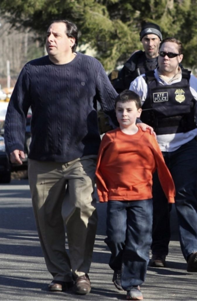 Bei einem Amoklauf in einer US-Grundschule im Bundesstaat Connecticut wurden am Freitag dutzende Menschen getötet.