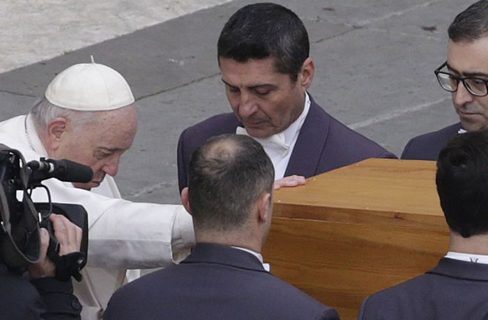 Ein Papst beerdigt einen Papst
