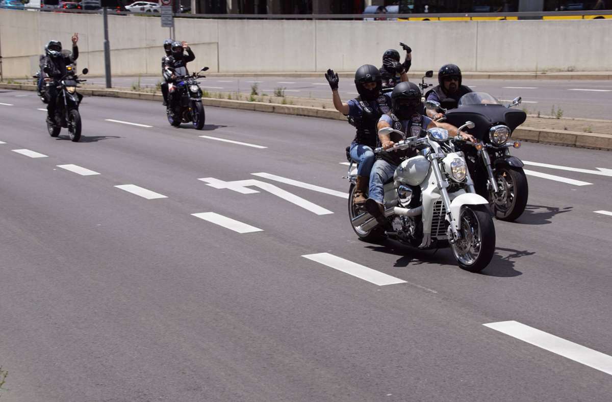In Stuttgart kamen nach Angaben der Polizei am frühen Nachmittag bis zu 8000 Motorradfahrer zusammen.
