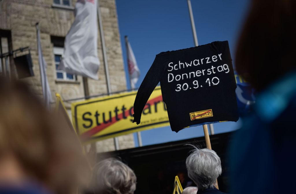 Mit Transparenten erinnerten die Stuttgart-21-Gegner an den „Schwarzen Donnerstag“ vor acht Jahren.
