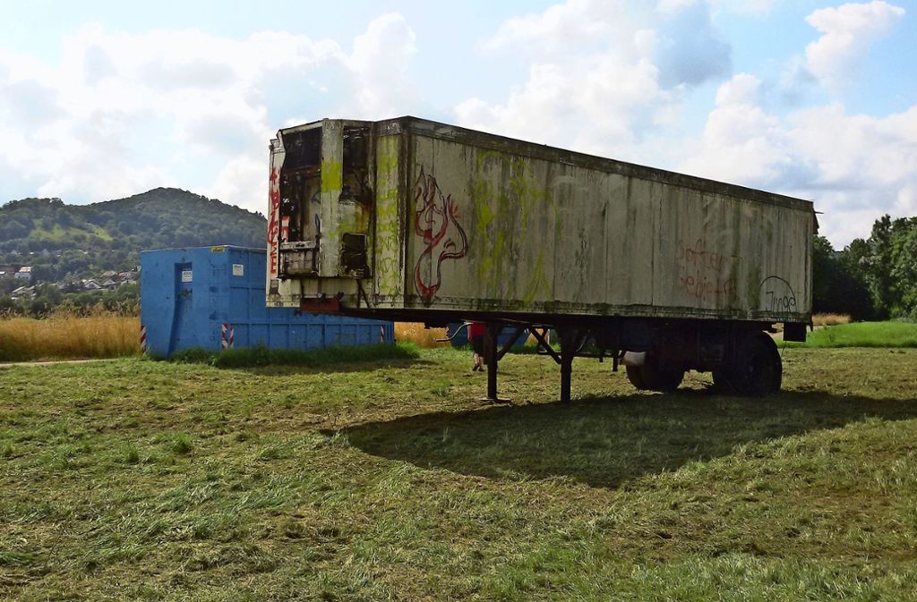 Der große schrottreife Lastwagen-Auflieger ist aus dem Wald auf eine Wiese geschleppt worden. Foto: privat
