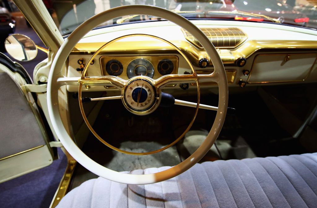 Hier ist der Fahrer Steuermann: Blick auf das Lenkrad eines Opel Kapitän von 1956.