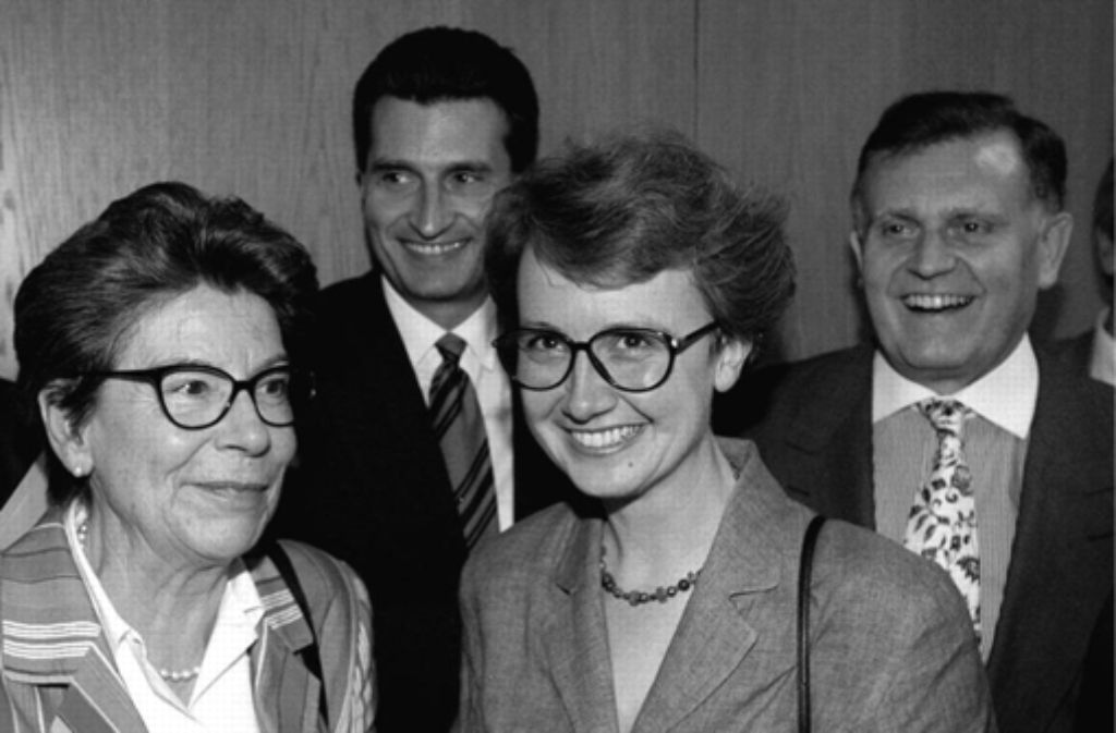 Im Juni 1995 stellt der damalige baden-württembergische Ministerpräsident Erwin Teufel (rechts) Annette Schavan (2. von rechts) als neue Ministerin für Kultur, Jugend und Sport vor. Sie löst die bisherige Kultusministerin Marianne Schultz-Hector (CDU; links) ab, die aus persönlichen Gründen zurückgetreten war. Mit auf dem Bild: Der CDU-Fraktionsvorsitzende Günther Oettinger.