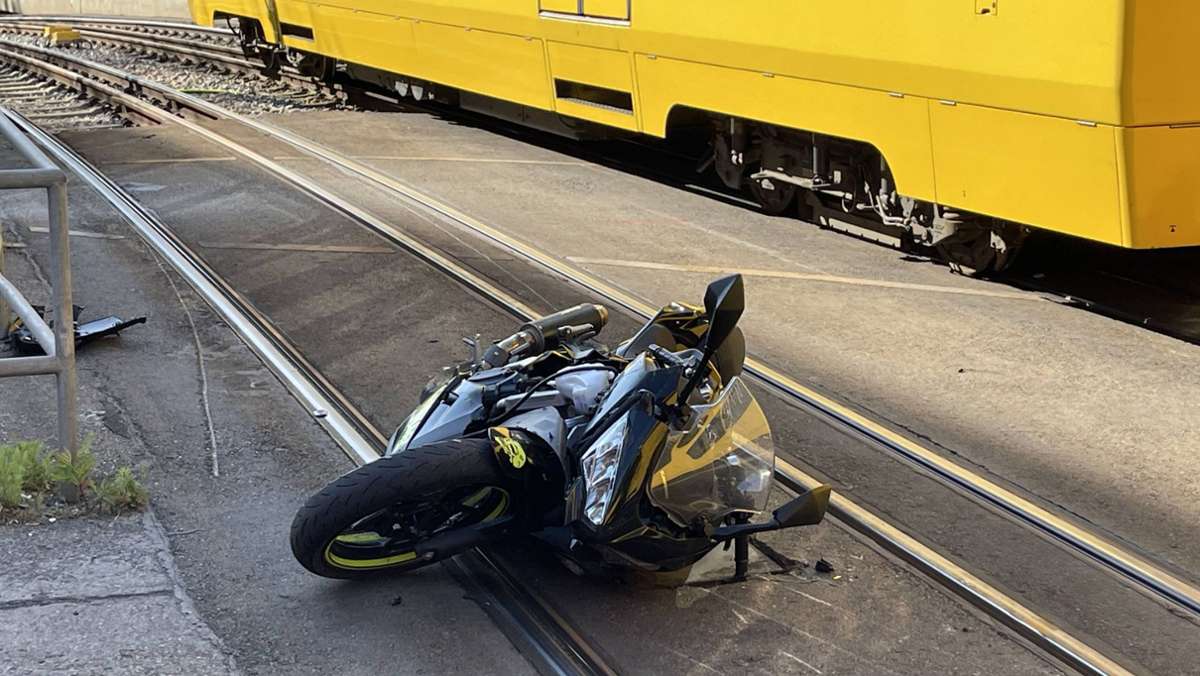 Stadtbahnunfall am Olgaeck in Stuttgart: Bikerin bei Kollision mit U15 verletzt – Polizei sucht Zeugen