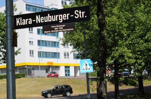 Auf der Hinweistafel unter dem Straßennamen standen falsche Daten zu Klara Neuburger. Foto: Caroline Holowiecki
