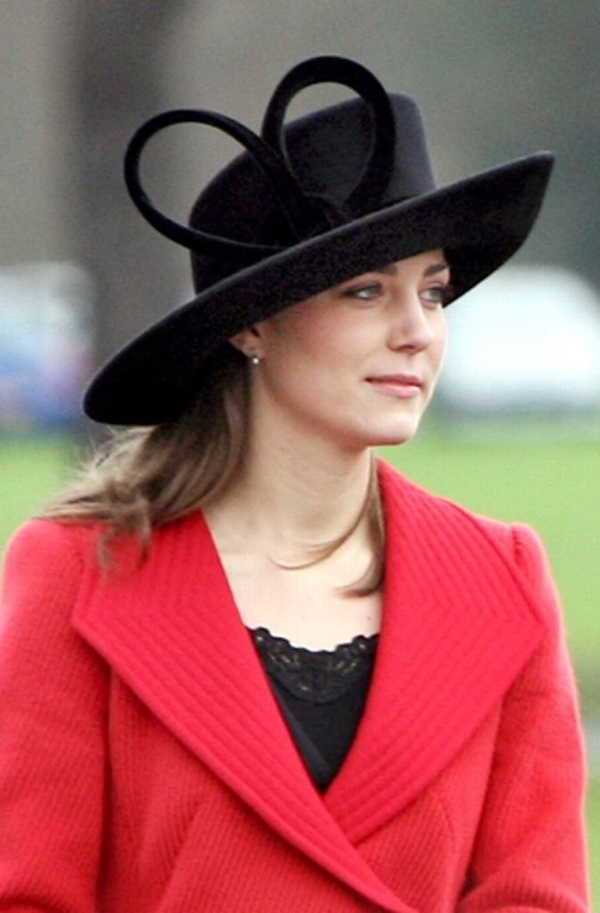 Dezember 2006: Kates bis dahin wichtigster Auftritt: Sie nimmt bei der Vereidigung Williams als Unterleutnant in Sandhurst das erste Mal an einem Staatsakt mit der Queen als offiziell geladener Gast teil. Spekulationen über eine baldige Verlobung verbreiten sich.