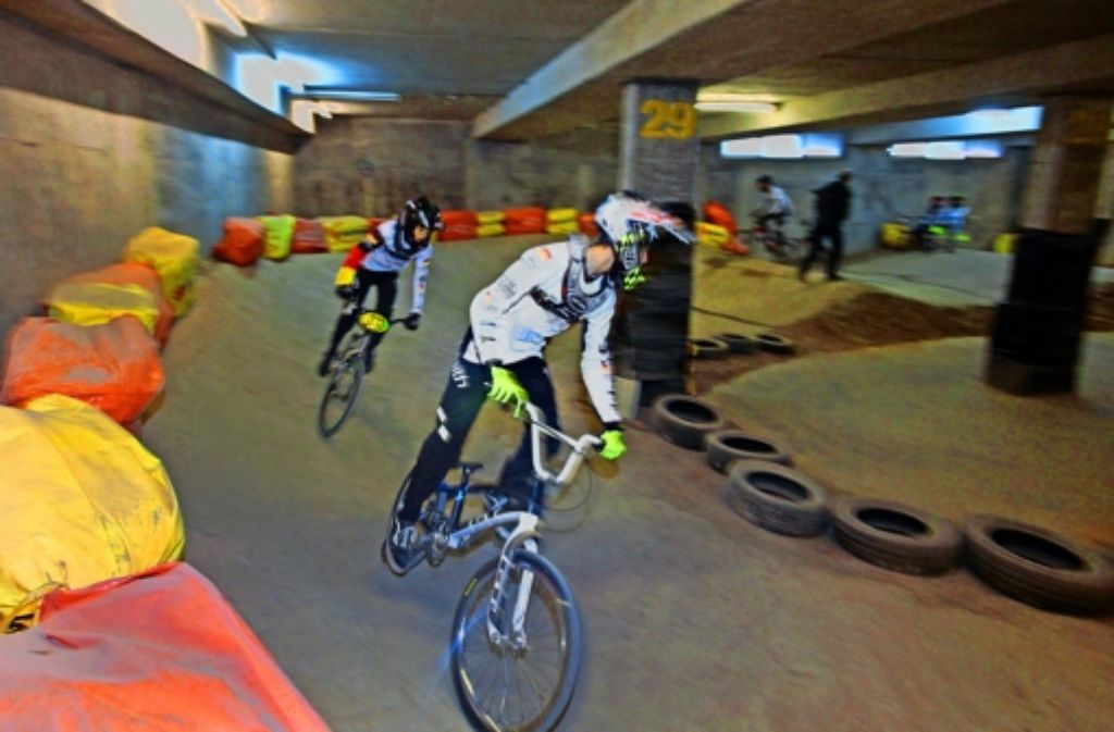 Noch drehen Radsportler ihre Runden auf der BMX-Trainingsstrecke im Neckarpark. Doch sie  müssen Abschied nehmen von ihrem Domizil. Foto: factum/Granville