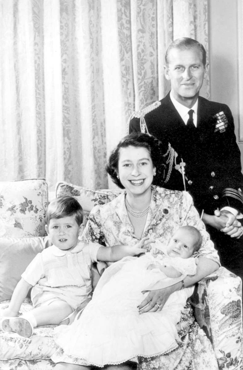 Das Königspaar ist mit Kinderreichtum gesegnet: 1950 bekommt Thronfolger Charles Gesellschaft - Prinzessin Anne wird geboren.