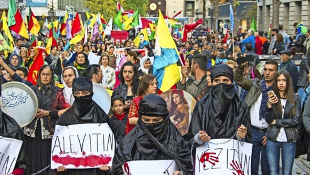  Deutschlandweit sind Menschen auf die Straße gegangen, um gegen die Terror-Miliz IS zu protestieren. Insgesamt demonstrierten 25.000 Menschen, 10.000 allein in Stuttgart. Die Veranstalter hatten mit weniger Teilnehmern gerechnet. 