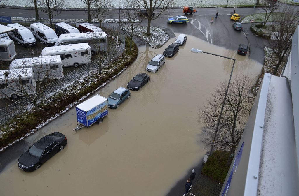 Ein Wasserrohrbruch hat die Straße in Stuttgart-Weilimdorf unter Wasser gesetzt. Foto: Andreas Rosar Fotoagentur-Stuttg