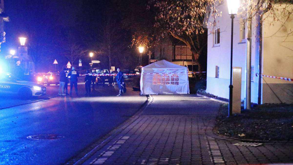  Ein 19-Jähriger soll während eines Familienstreits in Mössingen seinen 37 Jahre alten Schwager erstochen haben. Der Verdächtige befindet sich auf der Flucht, die Polizei sucht Zeugen. 