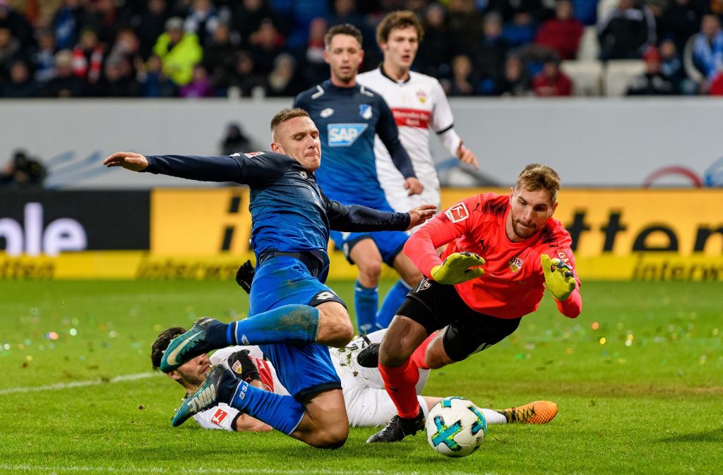 Hoffenheims Pavel Kaderabek in Aktion mit VfB-Keeper Zieler. Die Noten der Spieler finden Sie in unserer Bilderstrecke.