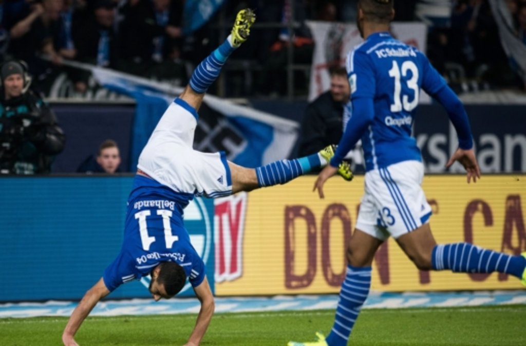 Schalkes Younes Belhanda (links) jubelt mit Eric Maxim Choupo-Moting über seinen Treffer zum 1:0.