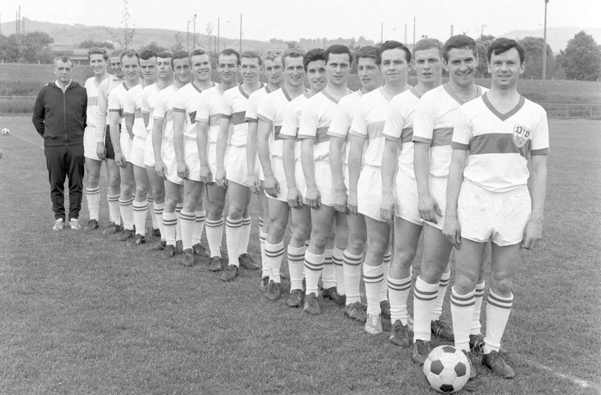 Stramm stehen zum Saisonstart: Sawitzki (Dritter von links) und der VfB vor dem Start in die Spielzeit 1962/63.