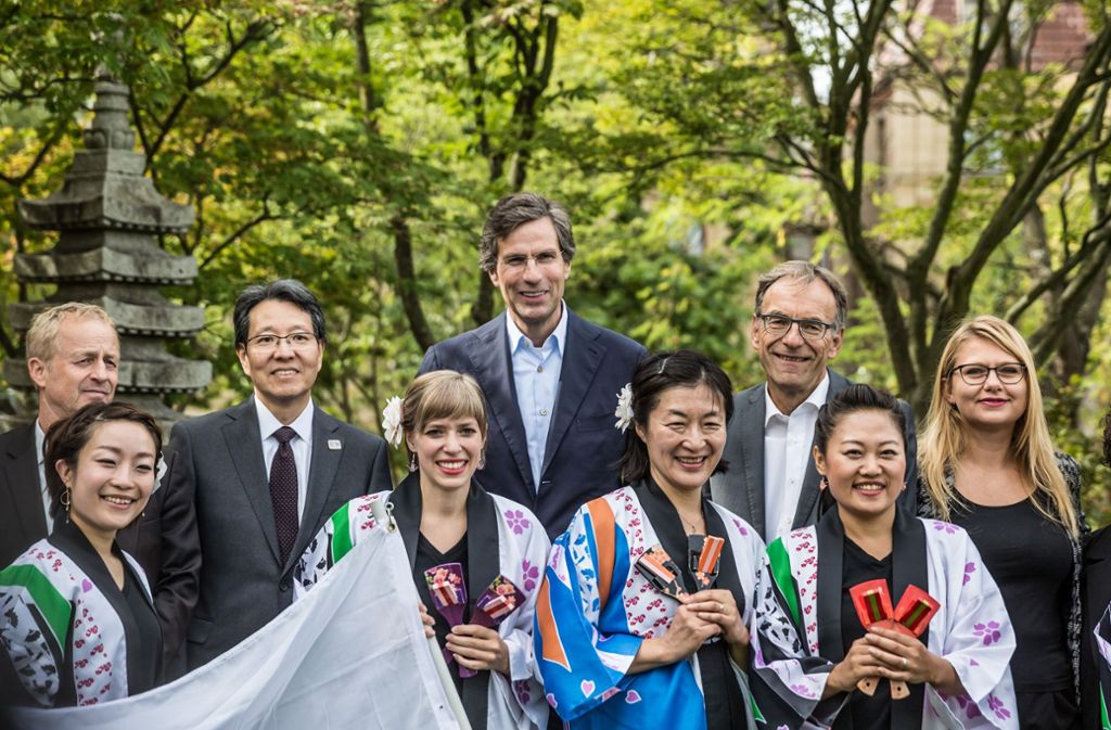 Bürgermeister Woelfle und der japanische Generalkonsul Tetsuya Kimura haben den Japangarten in der Nache der Mineralbäder eingeweiht.