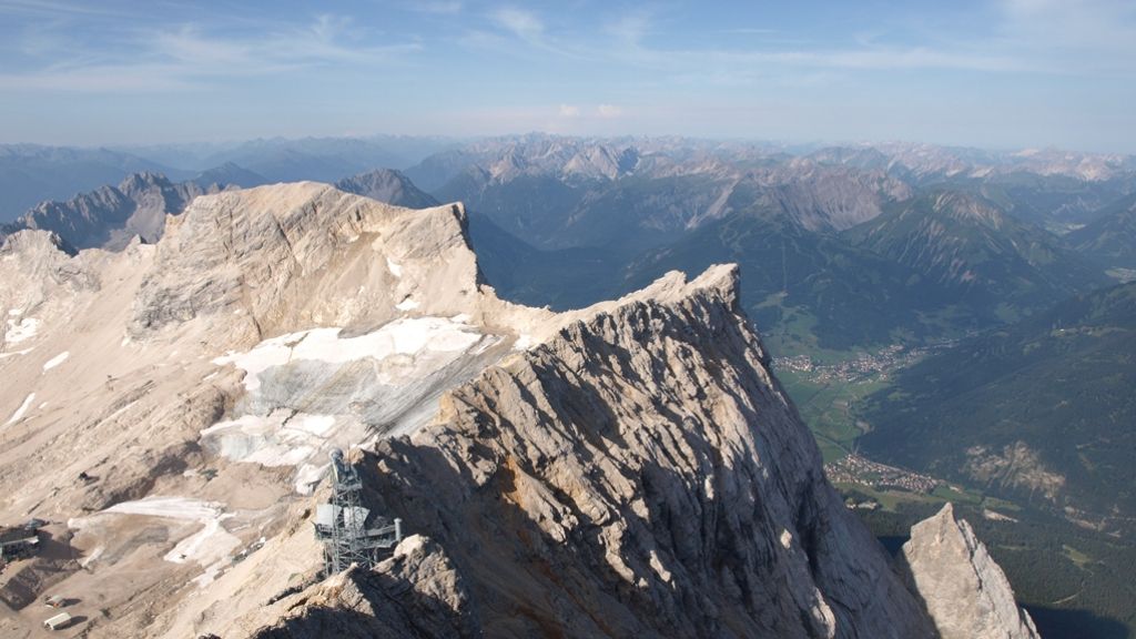  Seit Donnerstag galt ein 42-jähriger Bergsteiger auf der Zugspitze als vermisst. Nun gibt es traurige Gewissheit: Der Mann ist in eine 15 Meter tiefe Gletscherspalte gestürzt und verstorben. 