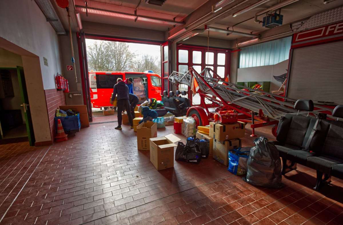Im Feuerwehrmagazin in Neuhausen wurden Sachspenden gesammelt.