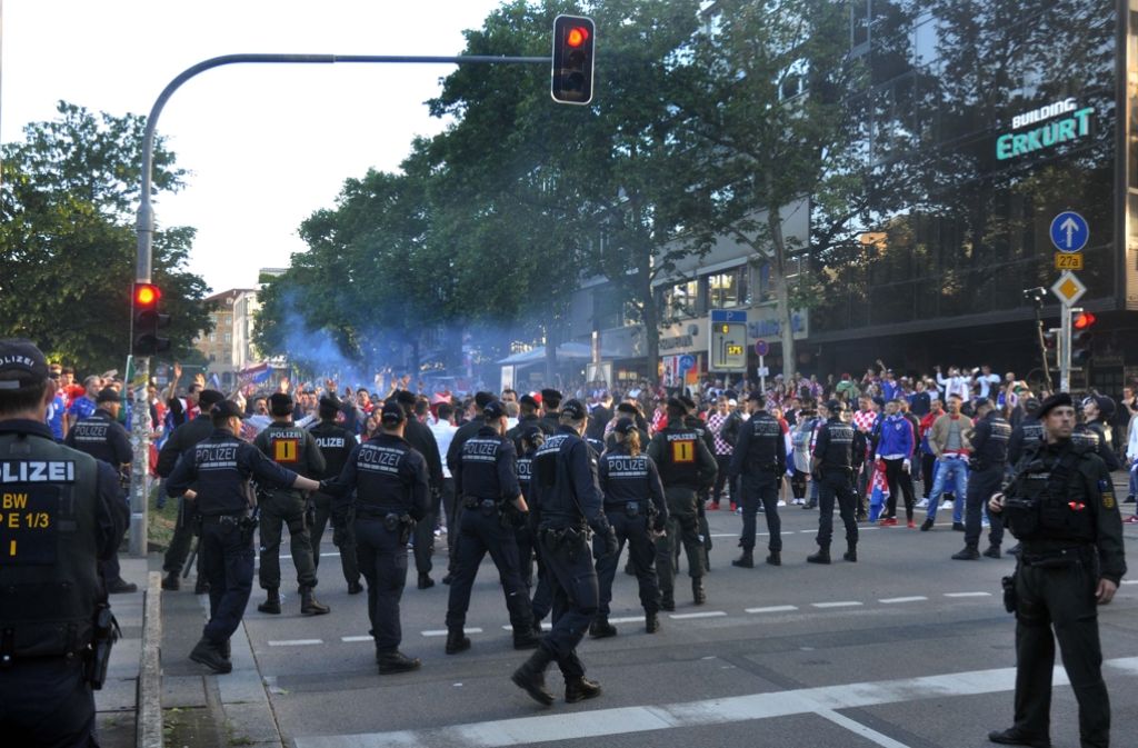 Kroatische Fußball-Fans haben auf der Theodor-Heuss-Straße Böller geworfen.