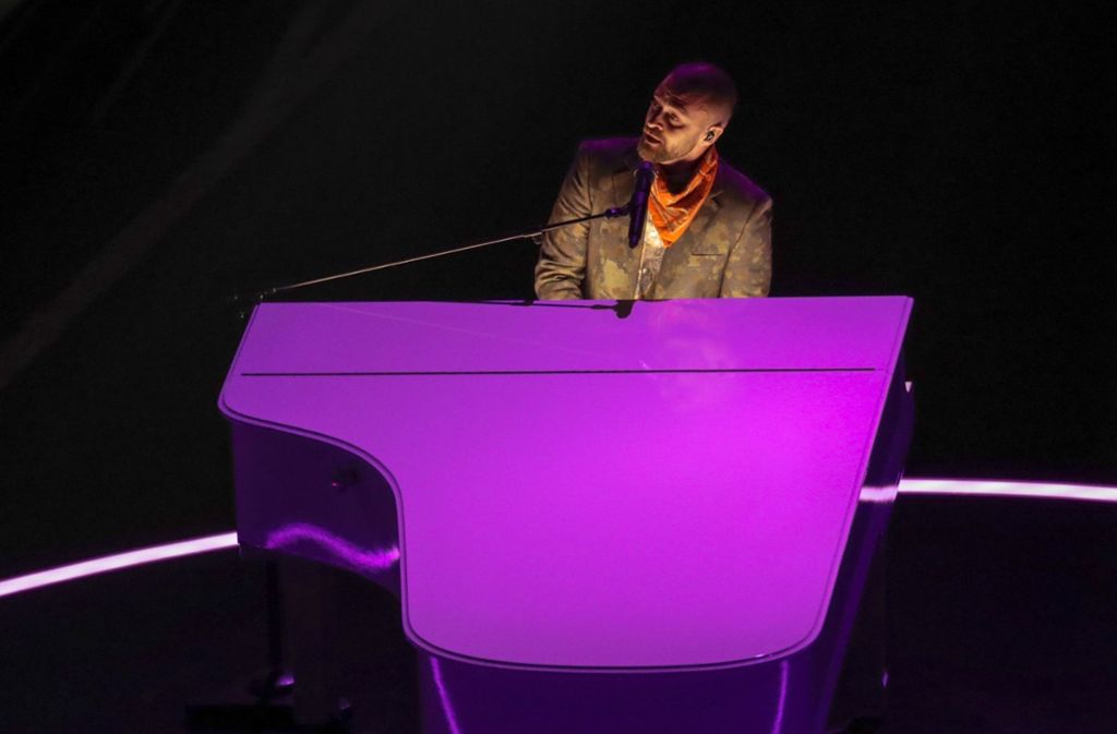 Timberlake gedachte während seiner Show dem verstorbenen Sänger Prince. Timberlake sang dazu ein Cover des Liedes „I Will Die 4 U“.
