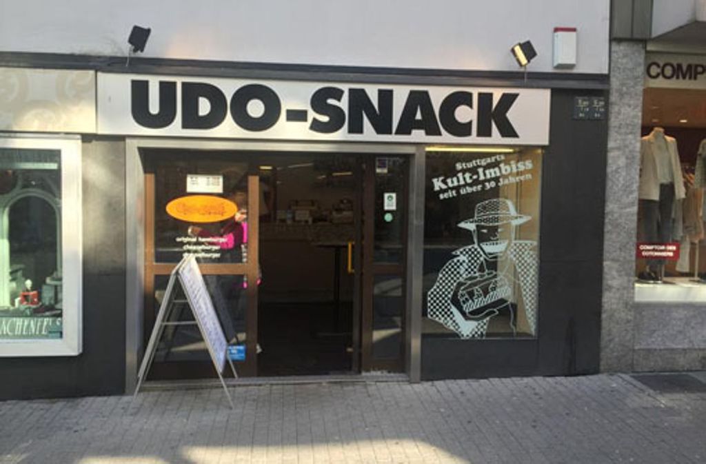 Den Kultimbiss Udo Snack in der Calwer Str. 23 in Stuttgart-Mitte. Currywurst, Wilde Kartoffeln und ganze 14 Burger-Variationen werden hier über die Theke gereicht.