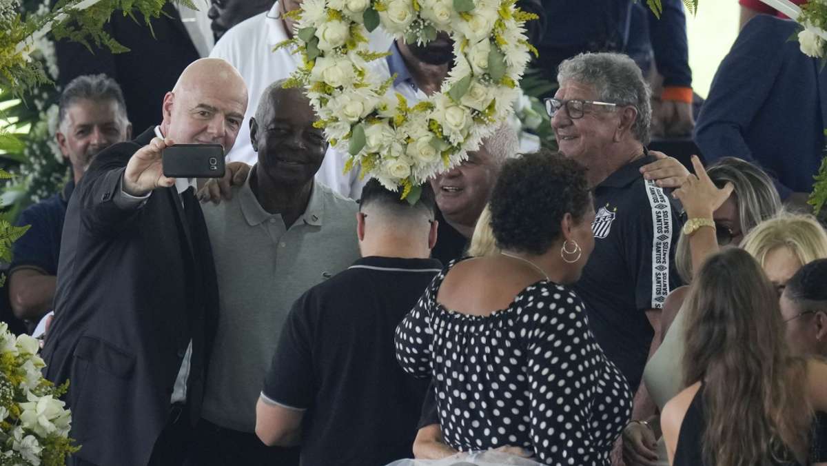 Gianni Infantino: Fifa-Präsident rechtfertigt sich für Selfies bei Pelés Totenwache