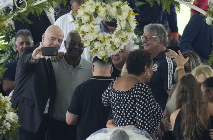 Fifa-Präsident rechtfertigt sich für Selfies bei Pelés Totenwache