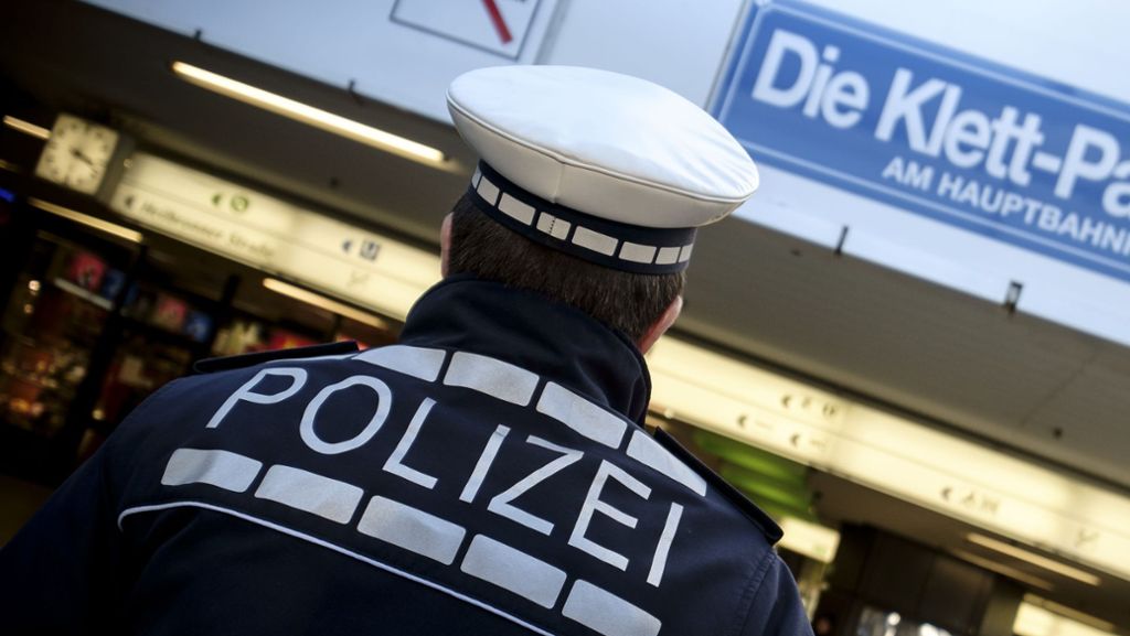 Hauptbahnhof in Stuttgart: 22-Jähriger sticht mit abgebrochener Flasche auf Mann ein