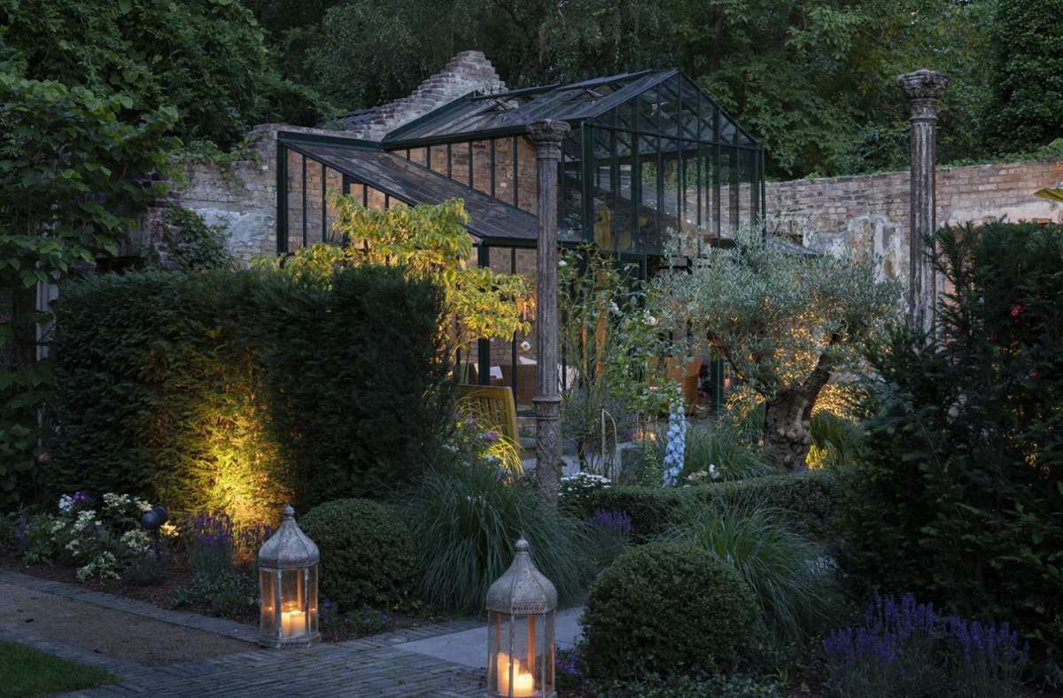 Fotokunst von Sibylle Pietrek: Blick auf einen romantisch beleuchteten Garten in der Dämmerung.
