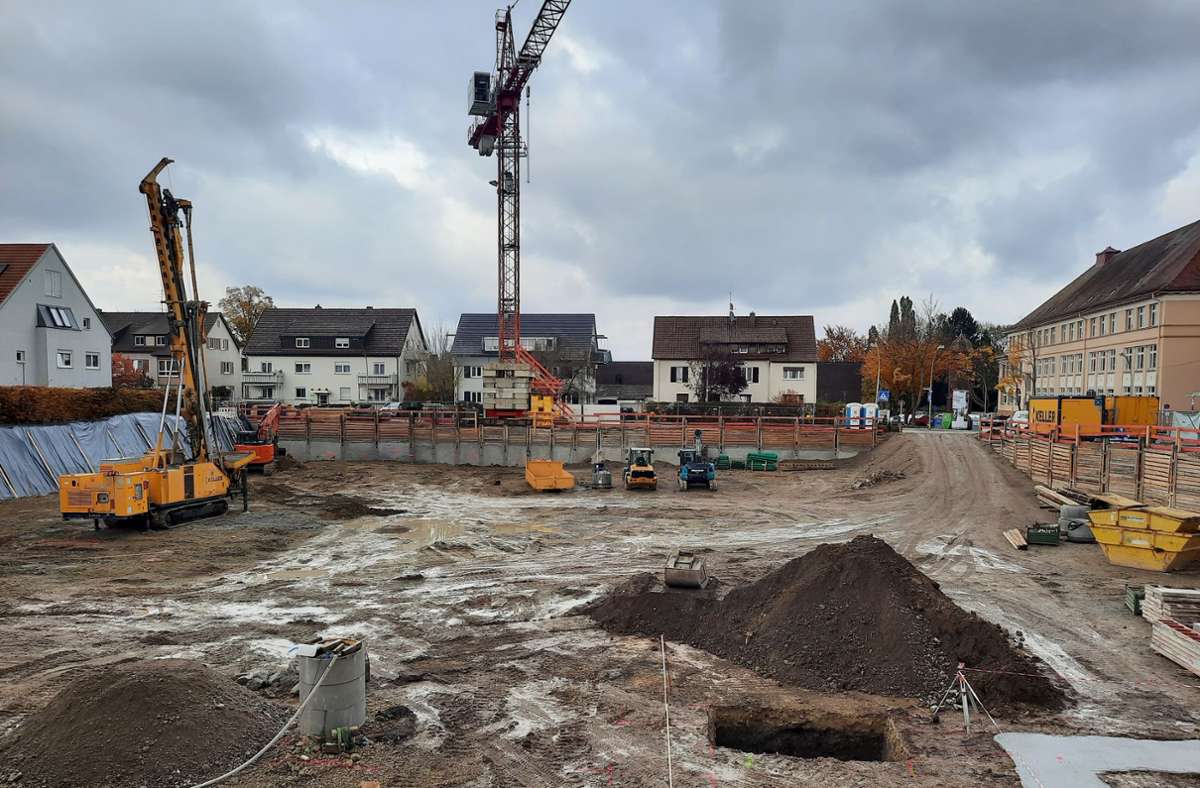 Auf dem Areal des alten Fellbacher Hallenbads starten derzeit die Hochbauarbeiten.