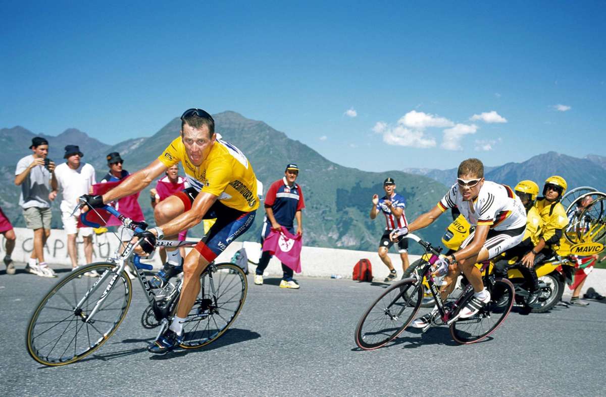 Dieses Duell prägte jahrelang die Tour: Lance Armstrong gegen Jan Ullrich. Nach der Karriere half Armstrong regelmäßig seinem im Leben gefallenen Rivalen. Eindrucksvoll zu sehen in der ARD-Doku „Being Jan Ullrich“ (abrufbar in der ARD-Mediathek)