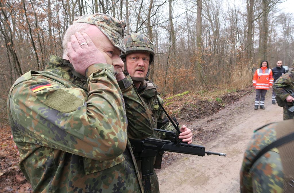 Rainer Reitz (links) spielt im Wald von Waldenbuch einen Traumatisierten, der bei einer Minenexplosion sein Gehör verloren hat. Der Reservist Thomas Kocher aus Aichtal versorgt ihn.