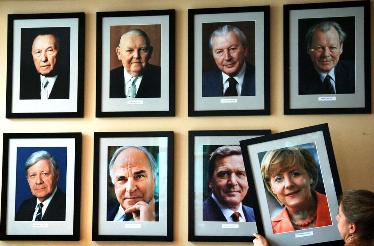Nach einer langen Reihe Bundeskanzler ist Angela Merkel erste Bundeskanzlerin der Republik. Sie bleibt von 2005 bis 2021 im Amt.
