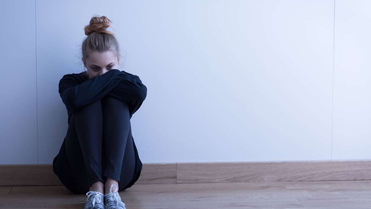  Depressionen, Angstzustände oder Essstörungen: Oft gibt es erste Symptome von solchen psychischen Krankheiten. Betroffene sollten bei diesen zehn Zeichen besonders auf sich Acht geben. 